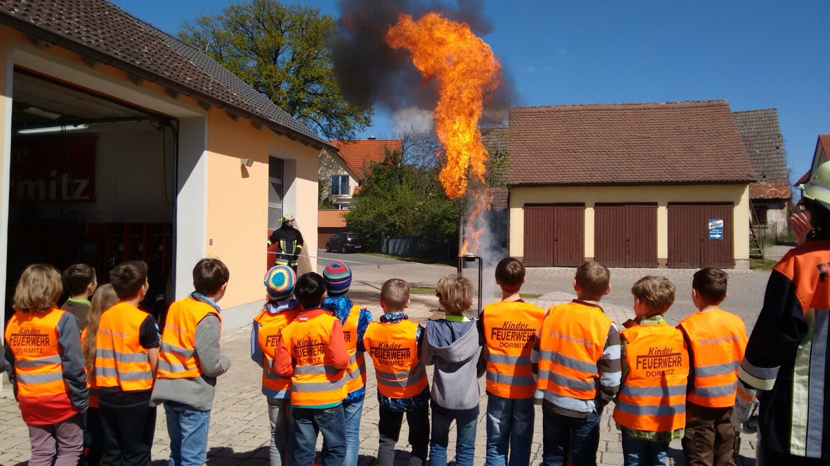 Kinder lernen spielerisch die Feuerwehrarbeit kennen