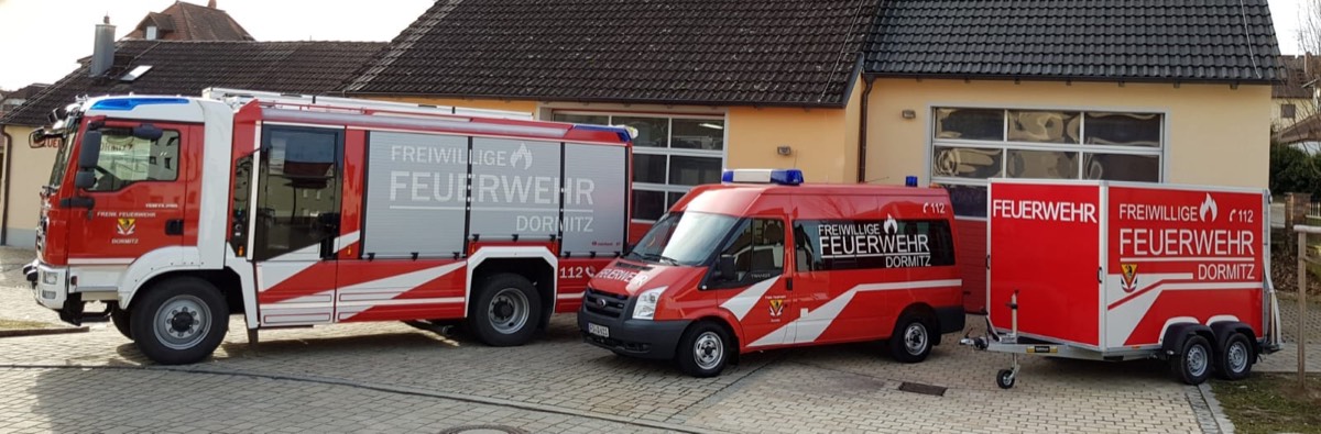 Fahrzeuge und Mannschaft der Freiwilligen Feuerwehr Dormitz